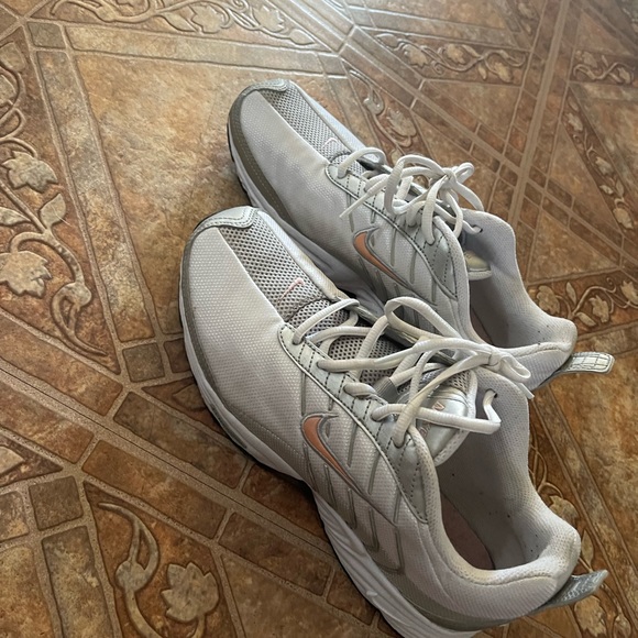 Woman’s Nike shoes - Picture 2 of 4